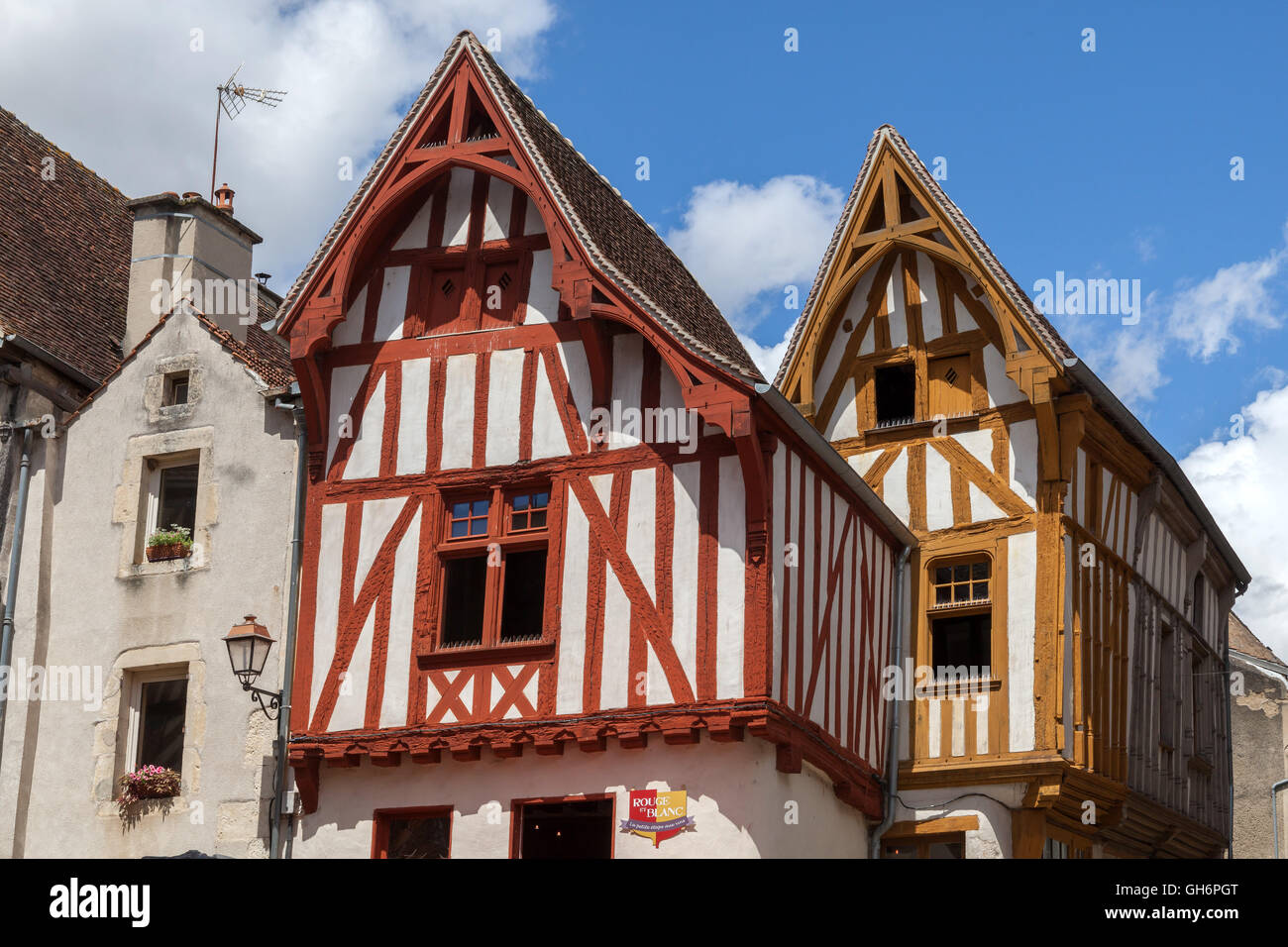 Fachwerkhäuser in Noyers-sur-Serein. Frankreich. Stockfoto