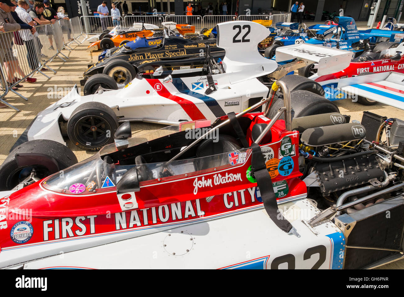 Formel 1-Autos auf dem Display auf 2016 Silverstone Classic Veranstaltung, England, UK Stockfoto