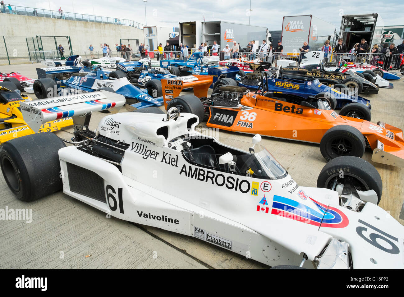 Formel 1-Autos auf dem Display auf 2016 Silverstone Classic Veranstaltung, England, UK Stockfoto