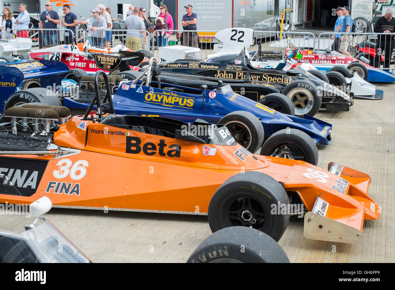 FIA Masters historische Formel1 Autos im Fahrerlager, 2016 Silverstone Classic Veranstaltung, UK Stockfoto