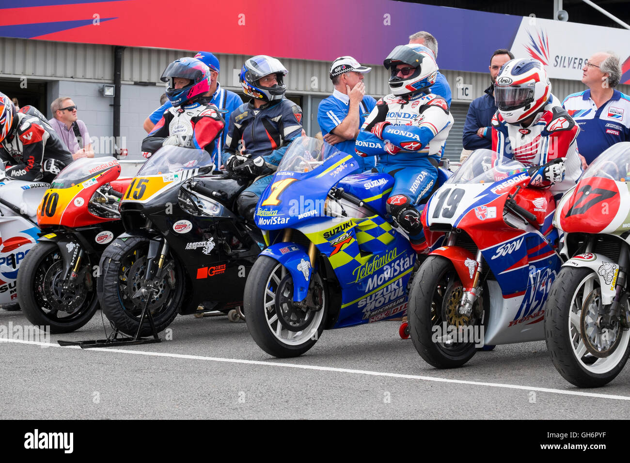 Classic racing Motorräder im Fahrerlager von Silverstone Classic 2016, UK Stockfoto