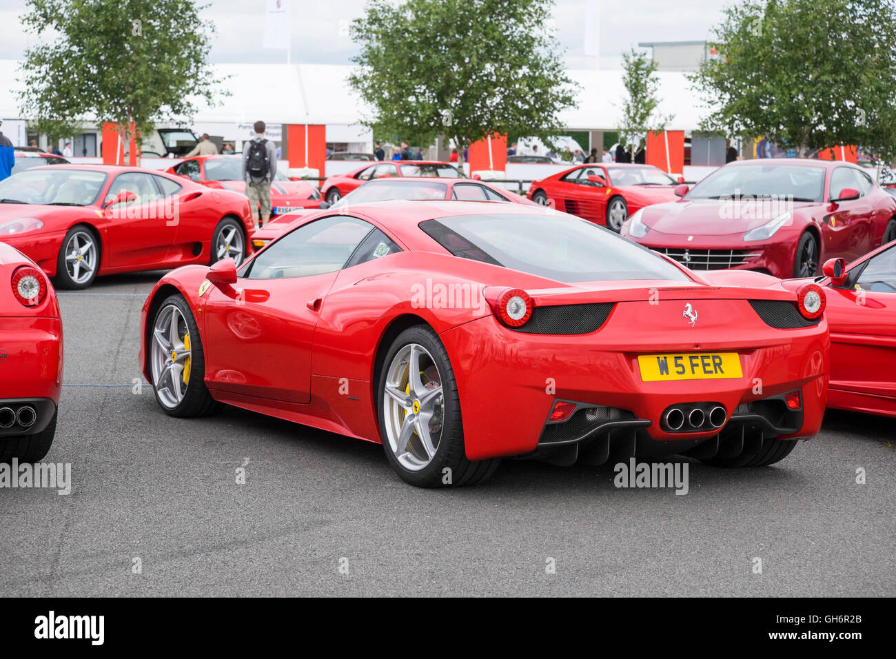 Ferrari Sportwagen aufgereiht auf dem Silverstone Classic Car Event 2016, UK Stockfoto