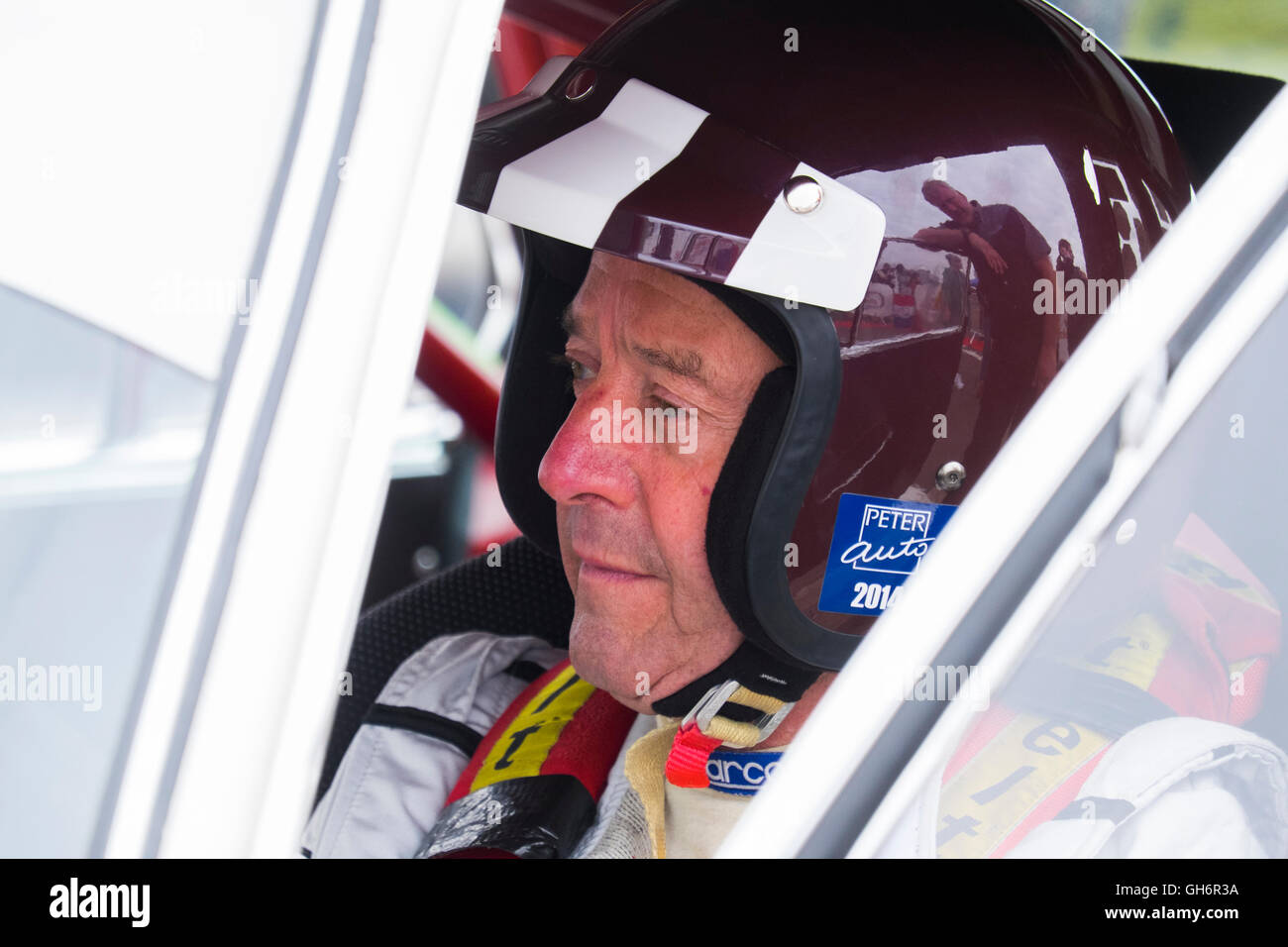 Rennfahrer Jack Oliver im Fahrerlager bei Silverstone Classic Veranstaltung 2016 Stockfoto