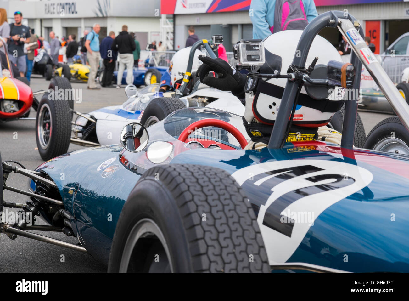 Formel Junior Rennwagen aufgereiht im Fahrerlager bei der 2016 Silverstone Classic Veranstaltung, England, UK Stockfoto