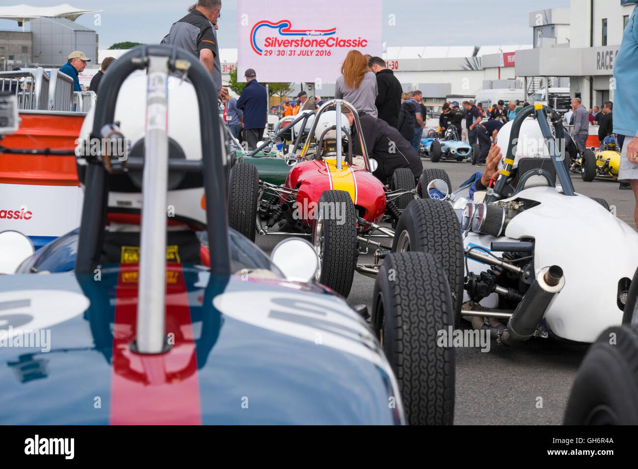 Formel Junior Rennwagen aufgereiht im Fahrerlager bei der 2016 Silverstone Classic Veranstaltung, England, UK Stockfoto