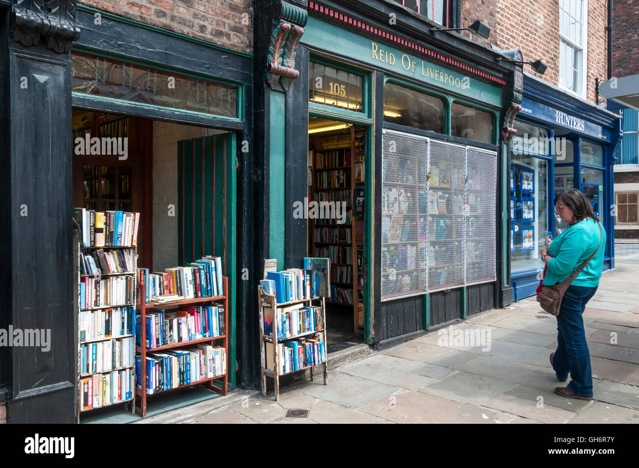 Kunden suchen auf Bücher gestapelt außerhalb Reid von Liverpool Antiquariat. Stockfoto