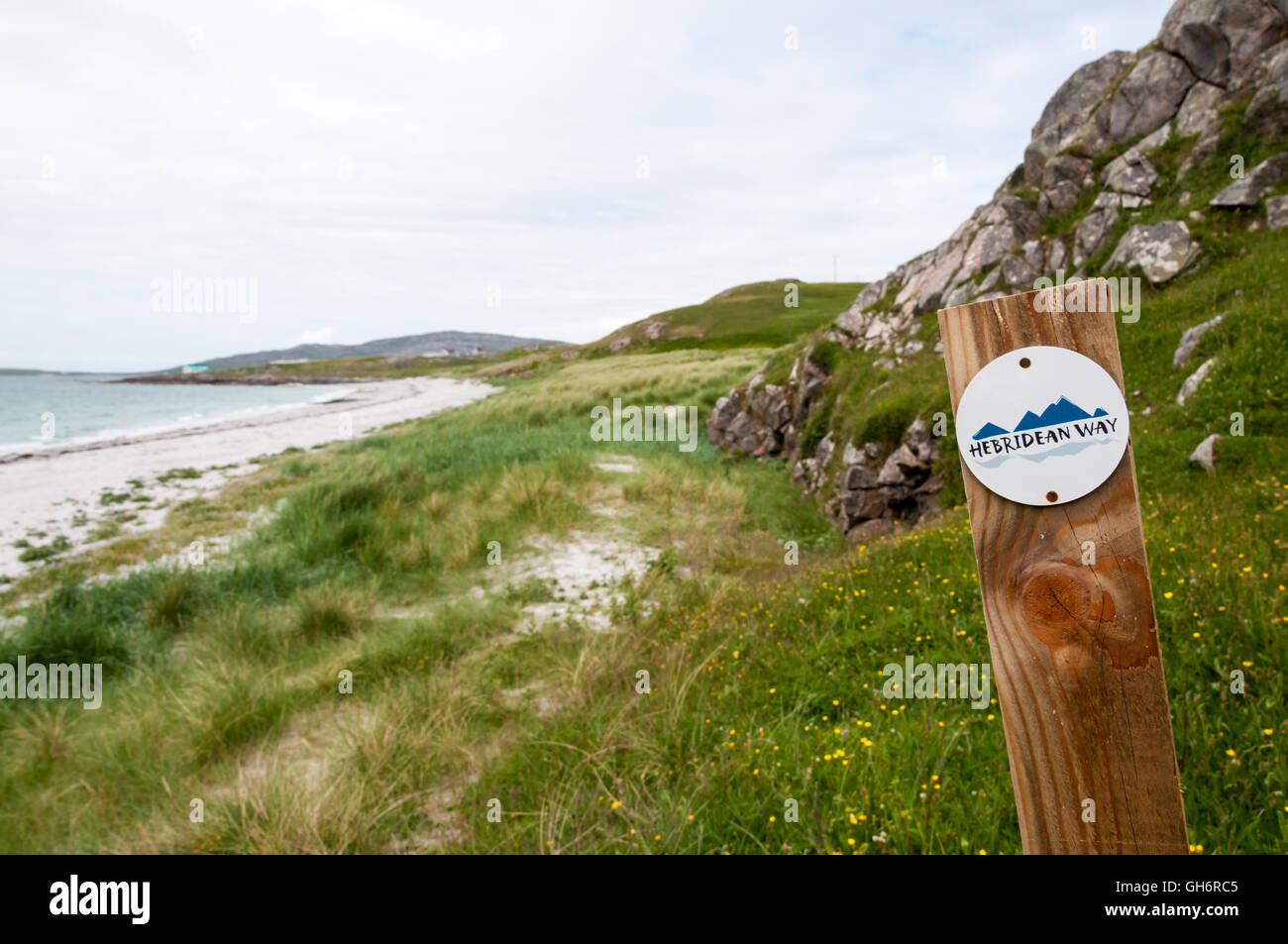 Ein Wegpunkt-Zeichen für die Hebridean Weg hinter dem Strand am Coilleag eine Phrionnsa auf der Insel Eriskay. Stockfoto