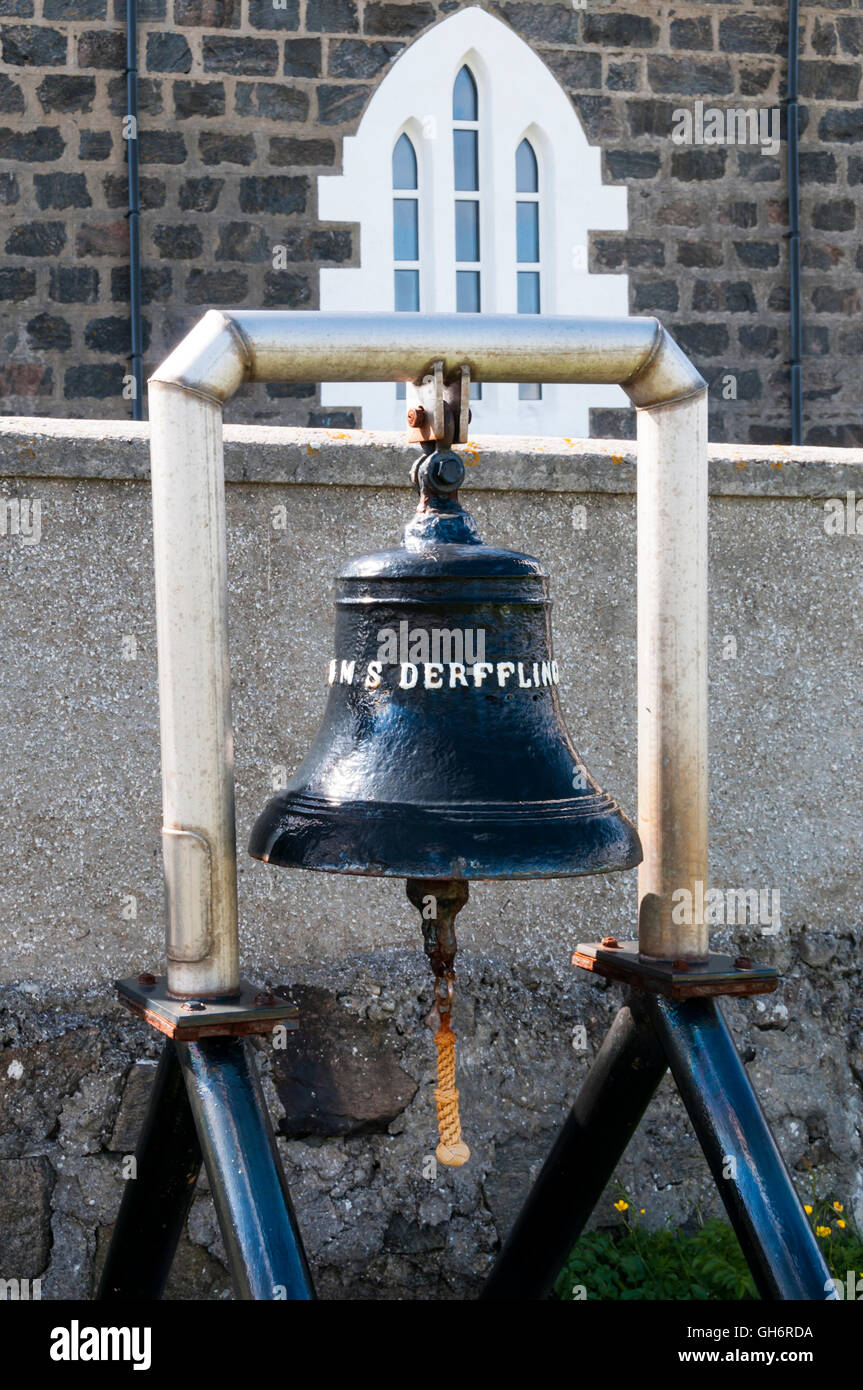 Die Glocke der deutschen Schlachtkreuzer SMS Derfflinger außerhalb der Kirche St. Michael auf der Insel Eriskay. Stockfoto