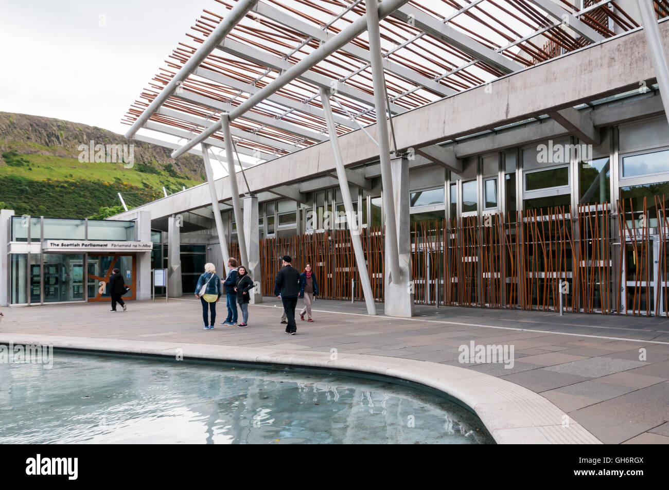 Das schottische Parlamentsgebäude in Edinburgh mit Salisbury Crags im Hintergrund. Stockfoto