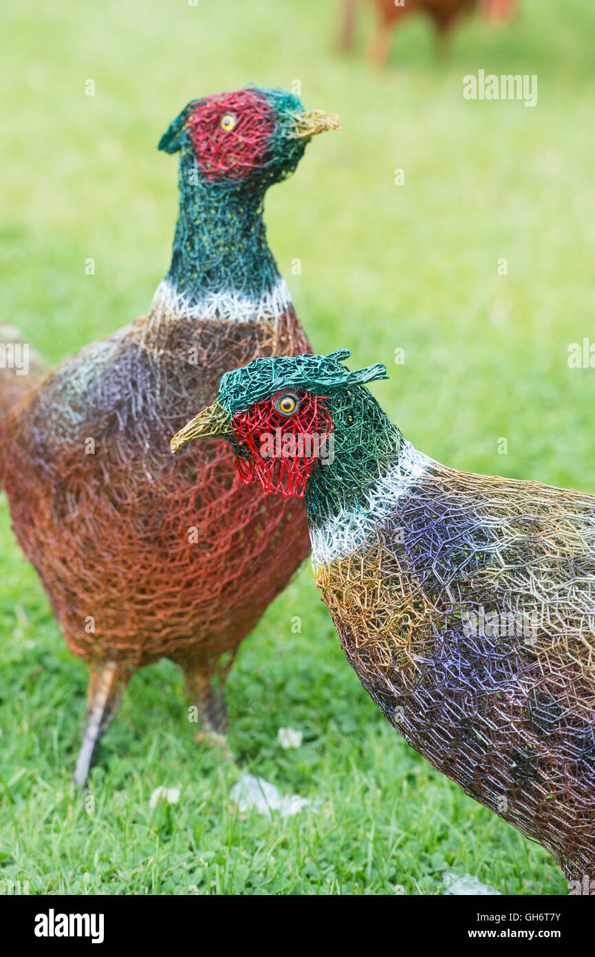 Bemalte Fasane aus Hühnerdraht bei einer Blumenausstellung. UK Stockfoto