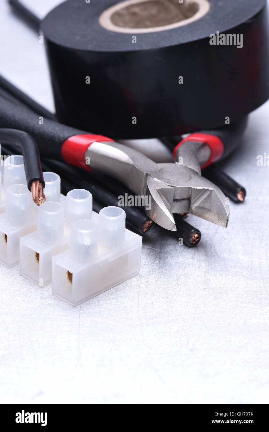 Elektrische Werkzeuge und Komponenten-Kit Verwendung in elektrischen Anlagen auf grau Metall-Hintergrund mit Platz für text Stockfoto