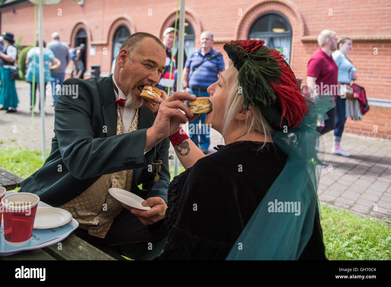 Ein paar feed gegenseitig Sahne Scones im Papplewick Pumpen Stationen Steampunk-event Stockfoto