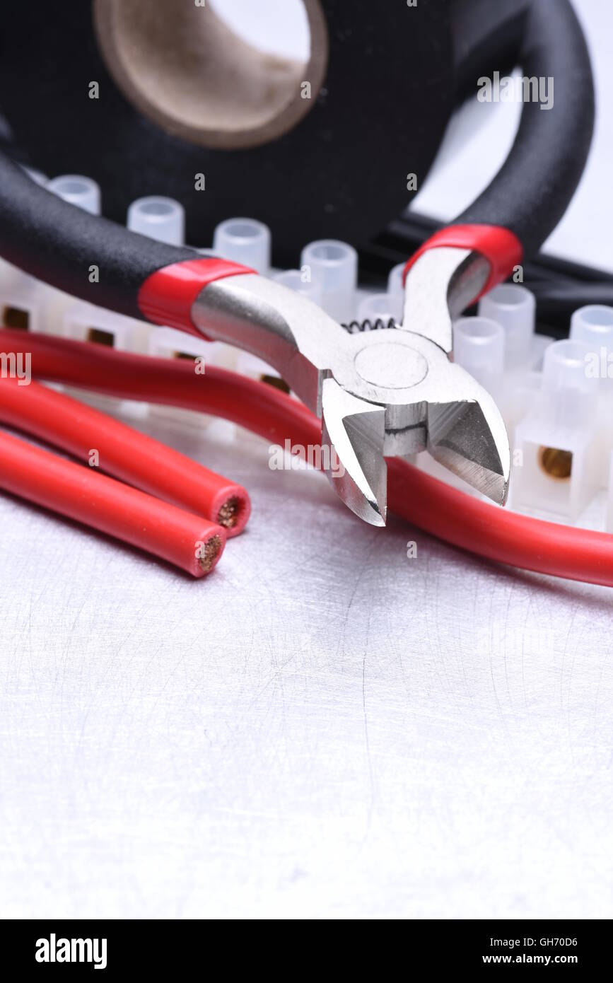 Elektrische Werkzeuge und Komponenten-Kit Verwendung in elektrischen Anlagen auf grau Metall-Hintergrund mit Platz für text Stockfoto