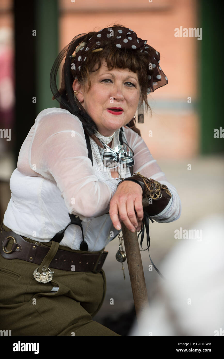 1940er Jahren Stationen Stil Frau Schaufeln Kohle bei Papplewick Pumpen Steam Punk-event Stockfoto