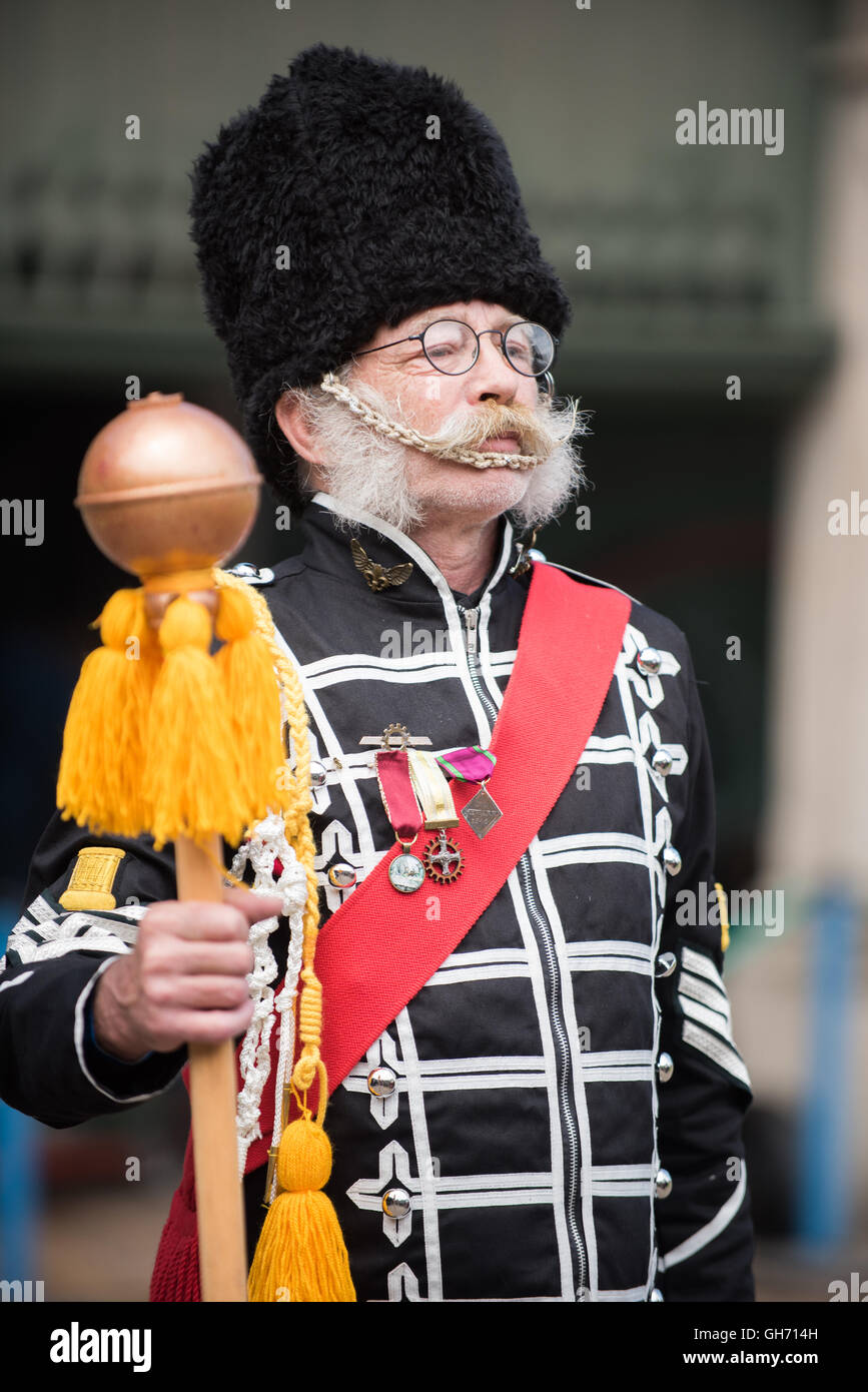 Mann mit Bärenfell Hut bei Papplewick Pumpen Stationen Steam Punk-event Stockfoto