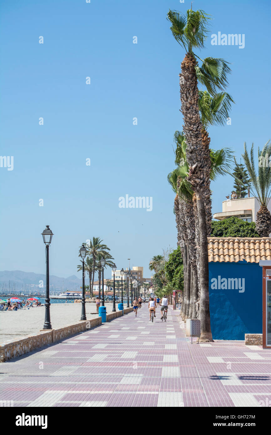 Radfahrer und Jogger auf der Promenade in Los Alcazares, Murcia, Spanien Stockfoto