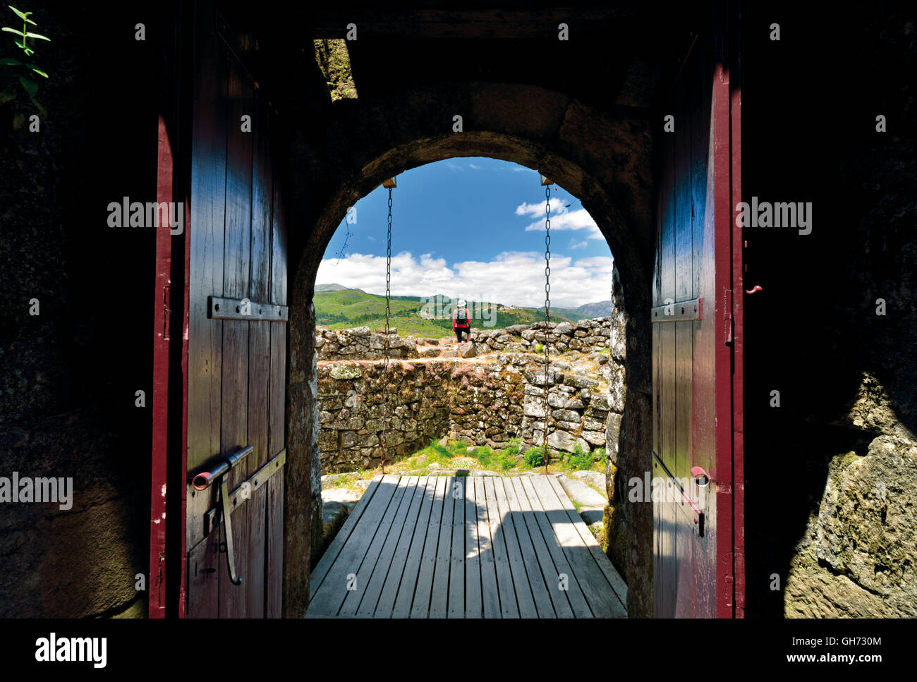 Portugal, Nationalpark Peneda-Geres: Mittelalterliche Tür des Schlosses Lindoso mit Frau genießen die Aussicht von den Burgmauern Stockfoto