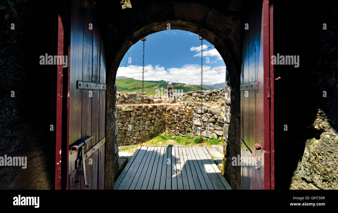 Portugal, Nationalpark Peneda-Geres: Mittelalterliche Tür des Schlosses Lindoso mit Frau genießen die Aussicht von den Burgmauern Stockfoto
