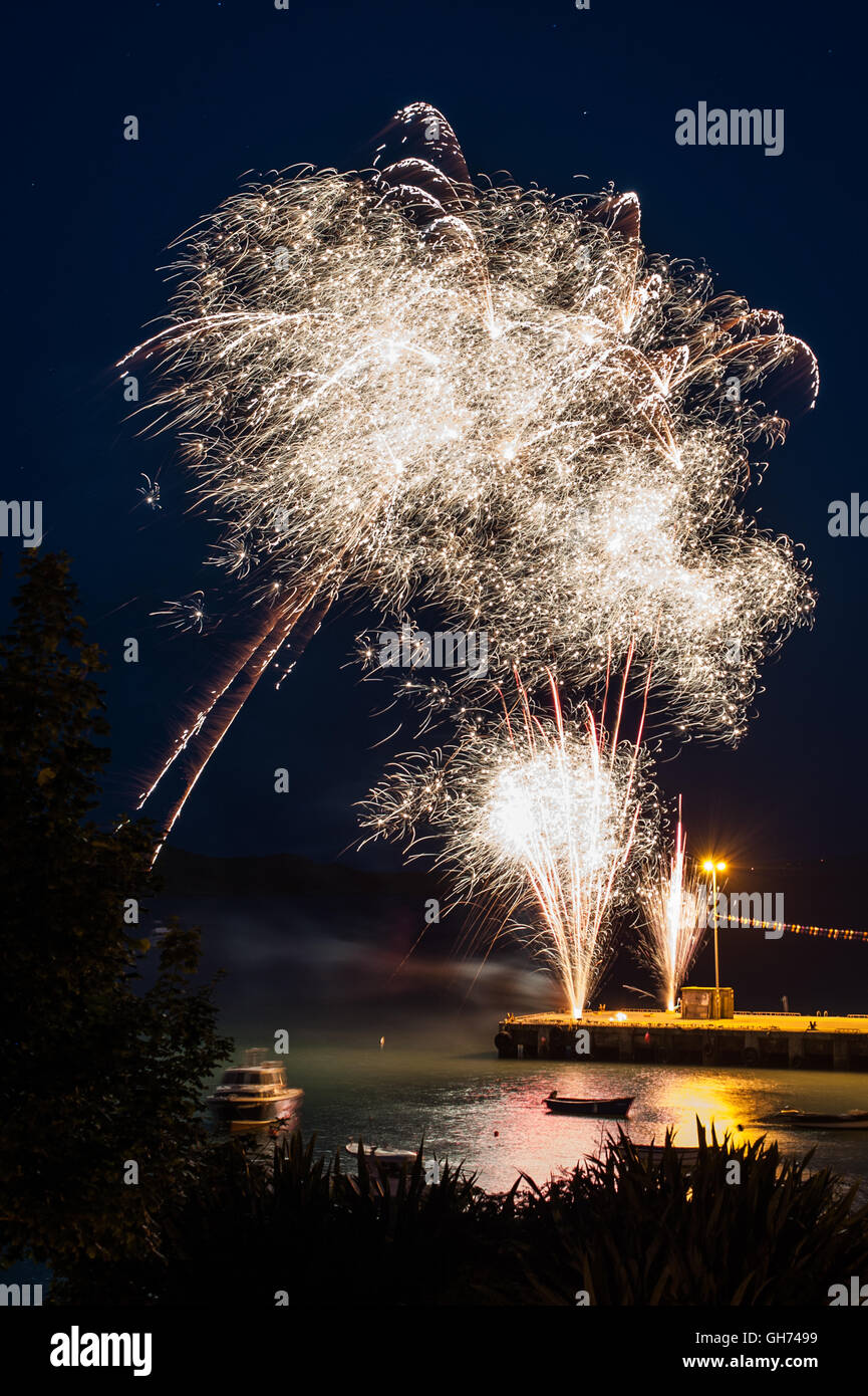 Die jährliche Schull Regatta gipfelte in einem Feuerwerk. Das Feuerwerk starteten von Schull Harbour, West Cork, Irland. Stockfoto