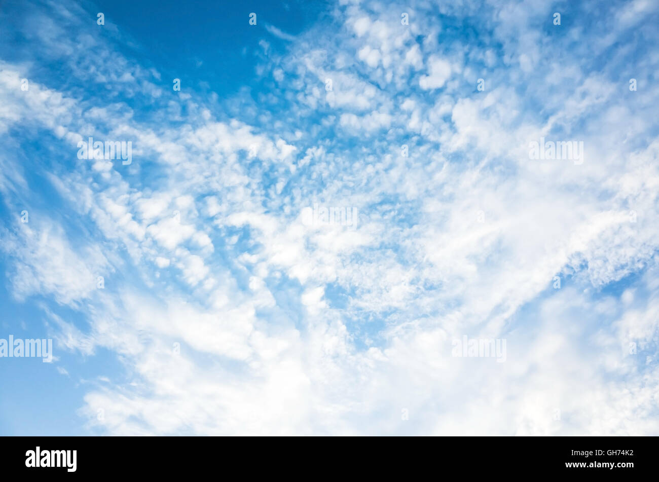 Blauer Himmel mit weißen Altocumulus Wolkenschicht, natürliche Hintergrundtextur Foto Stockfoto