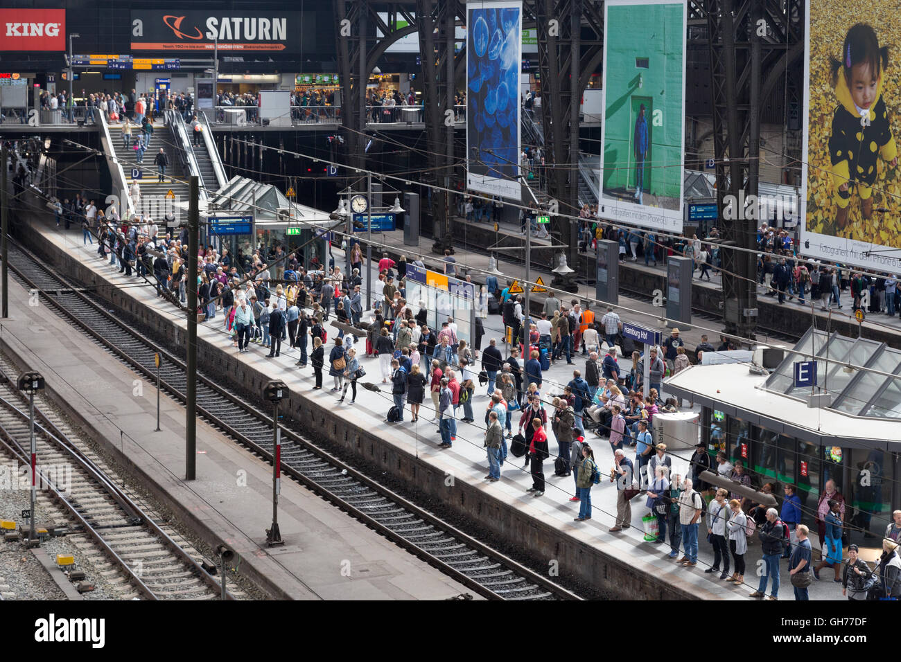 Hamburg, Deutschland - 5. August 2016: Leute warten auf den Zug auf der Plattform an der central station Stockfoto