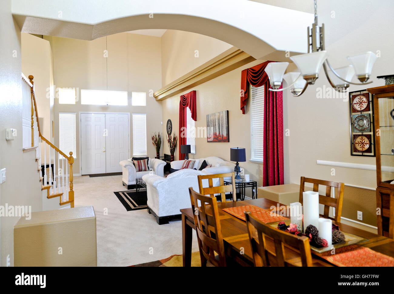 Eine zeitgenössische moderne amerikanische Familie Wohnzimmer und Esszimmer Stockfoto