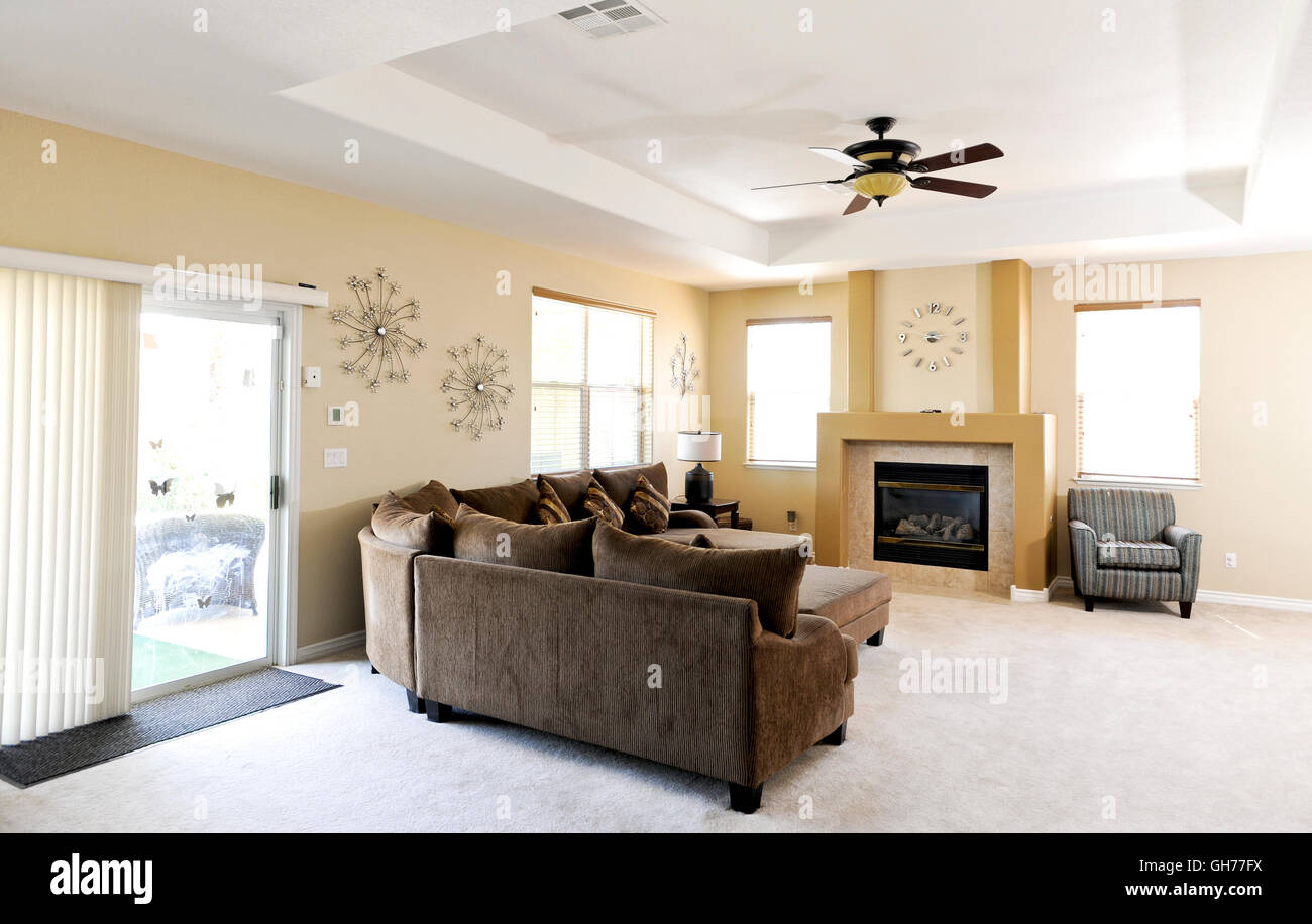 Eine zeitgenössische amerikanische Familie Wohnzimmer mit Kamin Stockfoto