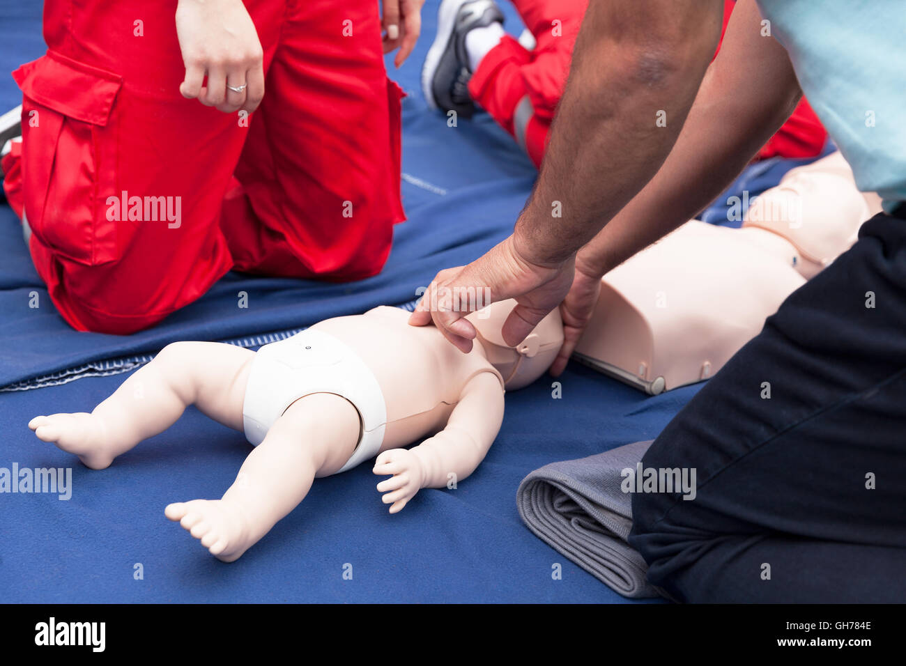 Reanimation - CPR. Baby-CPR-Dummy-erste-Hilfe-Ausbildung. Stockfoto