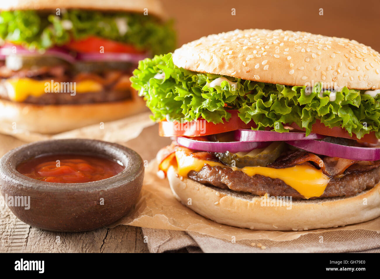 Bacon Cheeseburger mit Gurken-Tomaten-Zwiebel Stockfoto