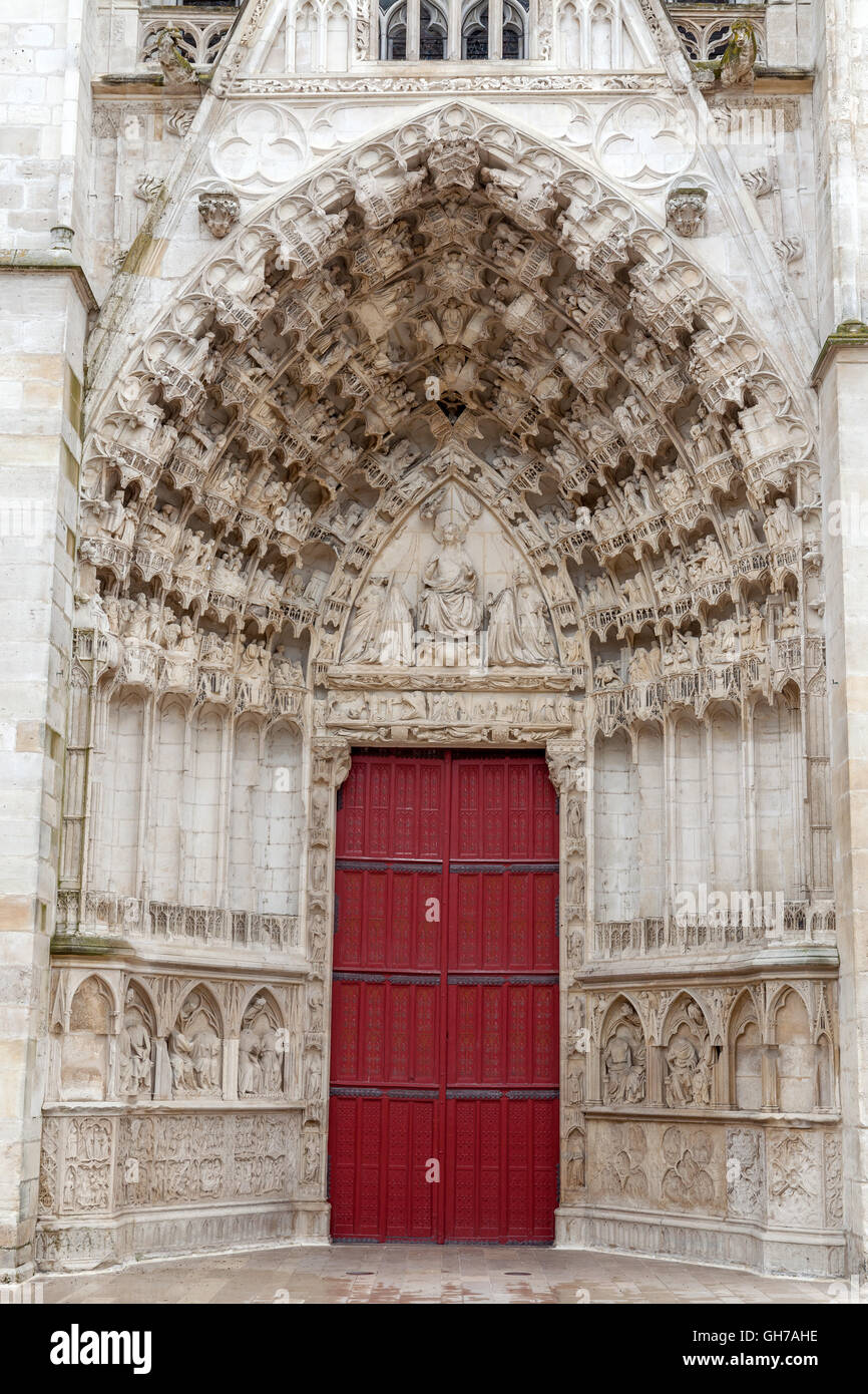 Westportal der Kathedrale Saint-Etienne. Auxerre, Frankreich. Stockfoto