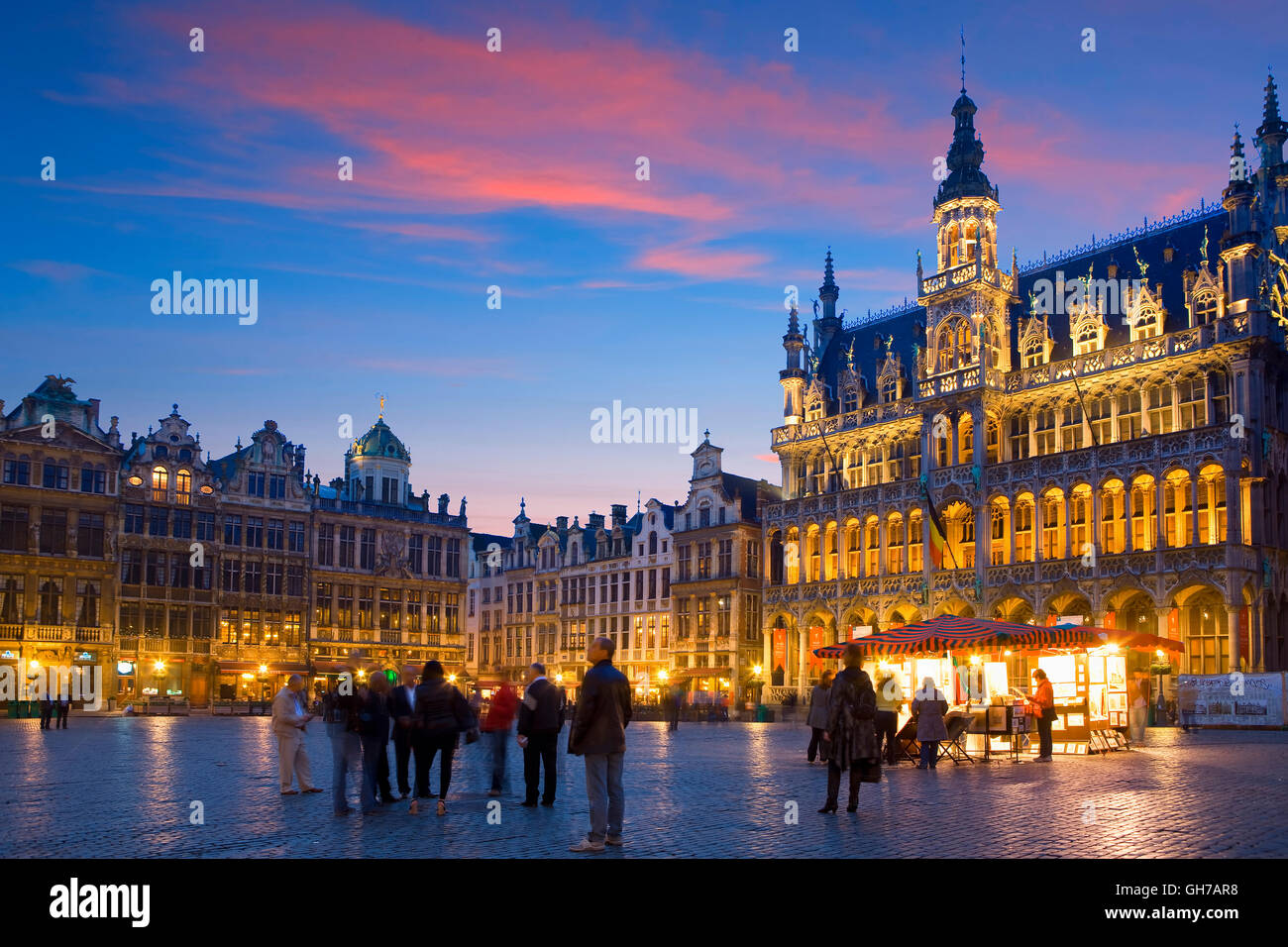 Das Hotel de Ville in der Grand-Place (Hauptplatz) in der Nacht, Brüssel, Belgien Stockfoto