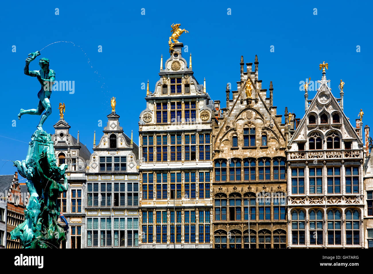 Brunnen und historischen Gebäuden auf dem Grote Markt Square in Antwerpen, Belgien Stockfoto