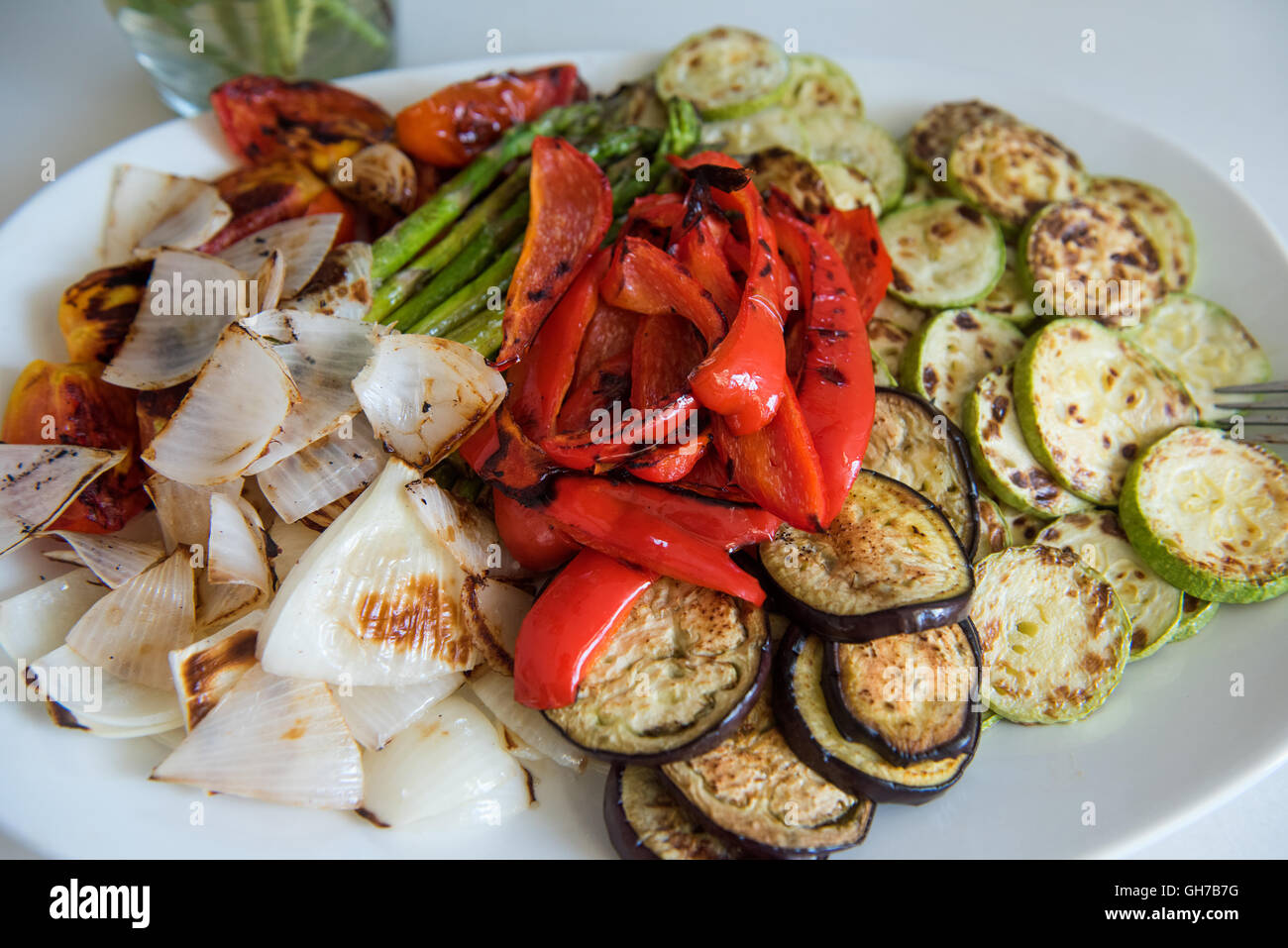 viele verschiedene Gemüse auf dem Grill auf einem Teller Stockfoto