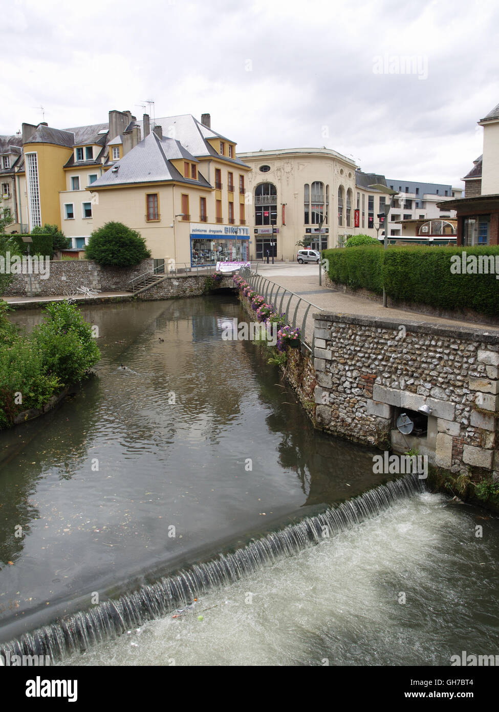 Fluss Iton durchströmenden Evreux in der Nähe der Kathedrale Stockfoto