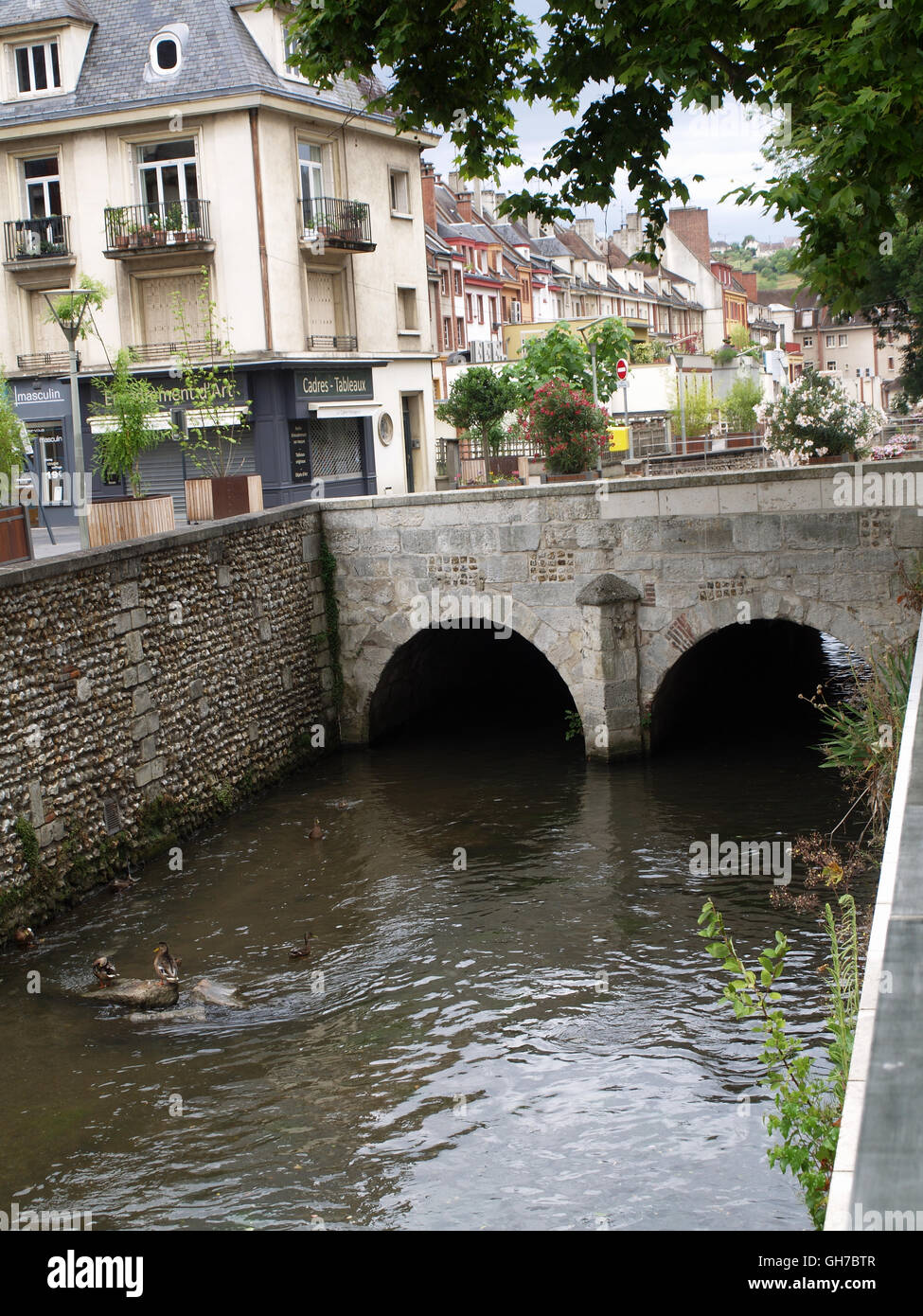 Fluss Iton durchströmenden Evreux in der Nähe der Kathedrale Stockfoto