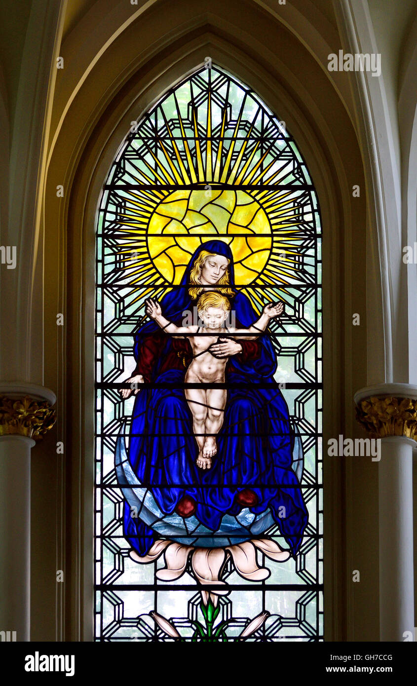 London England, UK. Kirche des Hl. Bartholomäus weniger. Glasmalerei-Fenster: Madonna mit Kind (1950: Hugh Easton...) Stockfoto