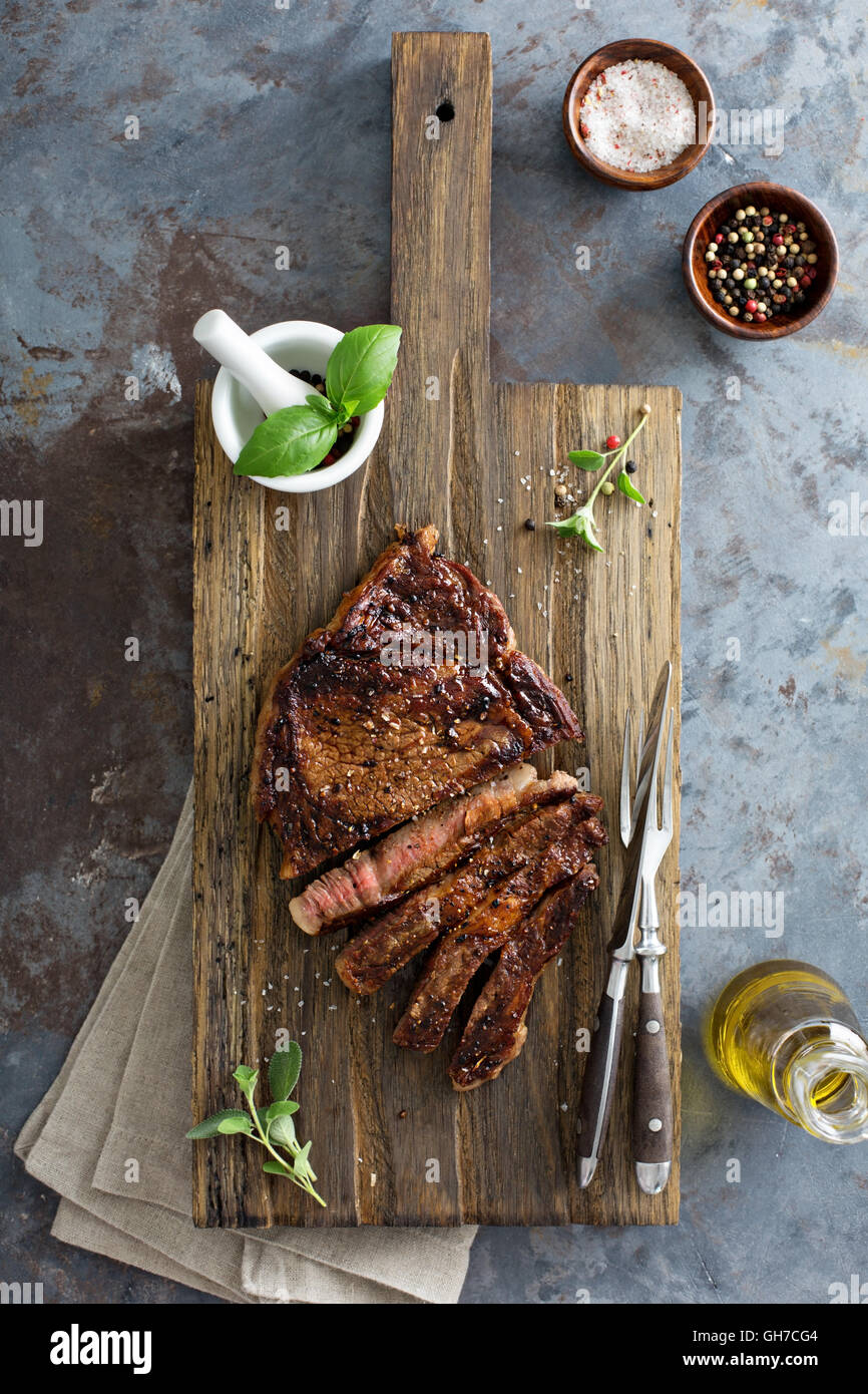 Ribeye Steak auf einer Cutting Board Draufsicht Stockfoto