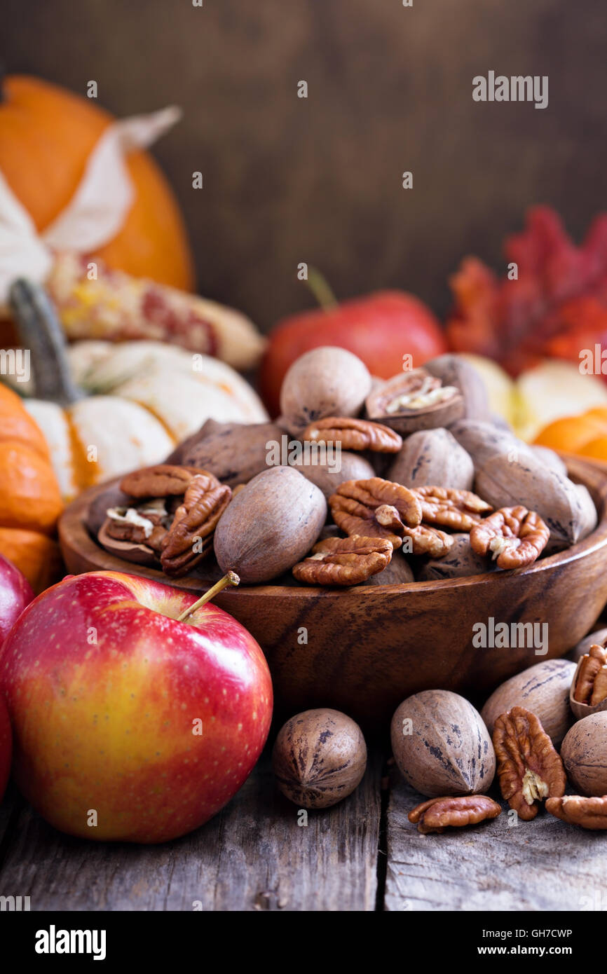 Herbst-Ernte-Konzept - Nüssen und Kürbisse Stockfoto