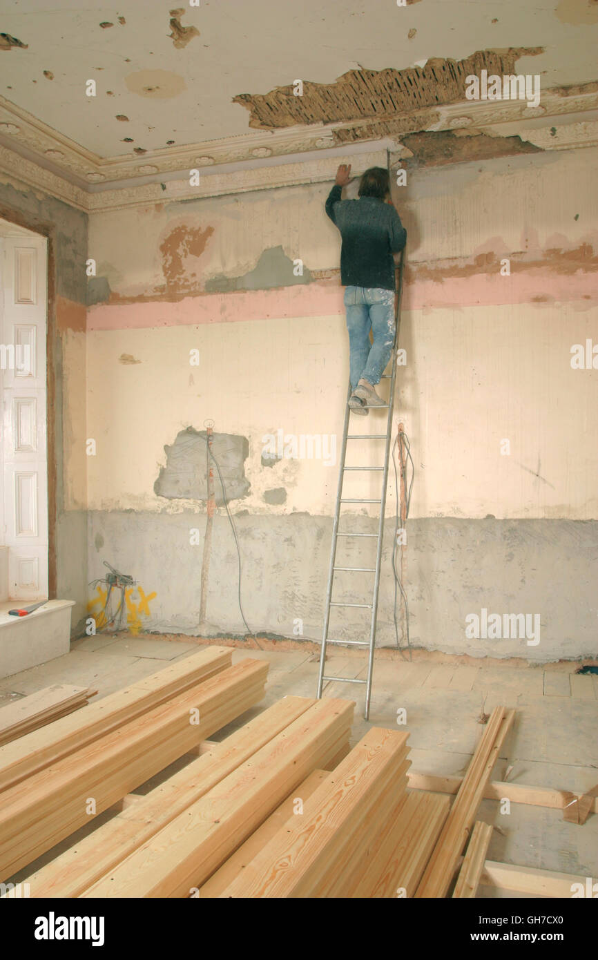 Immobilien-Entwickler Arbeiter arbeiten an der Sanierung des alten Hauses. Stockfoto
