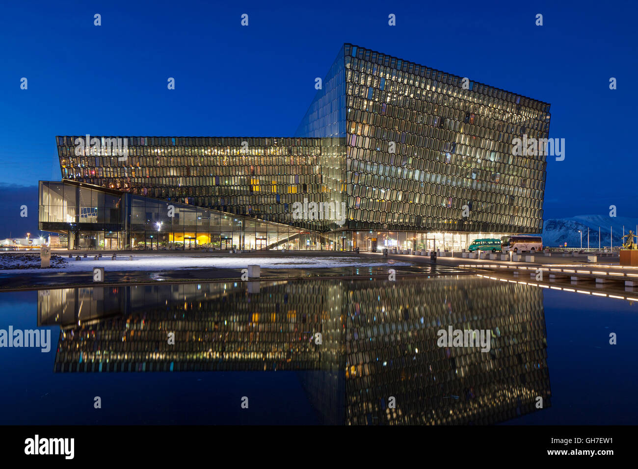 Harpa Concert Hall und Konferenz Zentrum beleuchtet in der Nacht in Reykjavik, Island Stockfoto