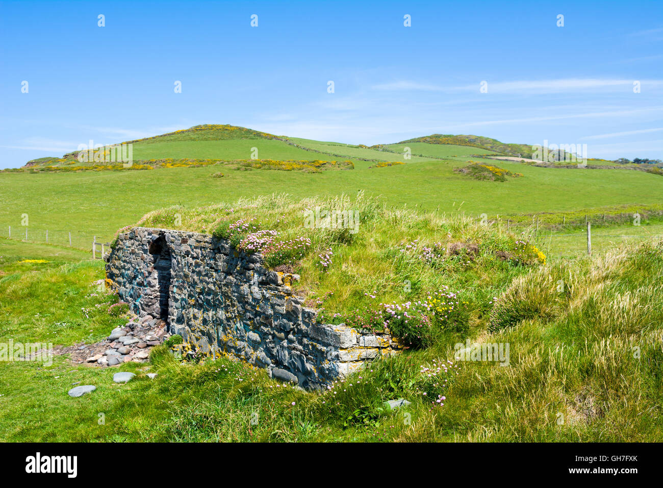 Eine alte Kalkofen an der Küste bei Cornborough Cliff, Abbotsham in der Nähe von Westward Ho!, North Devon. Stockfoto