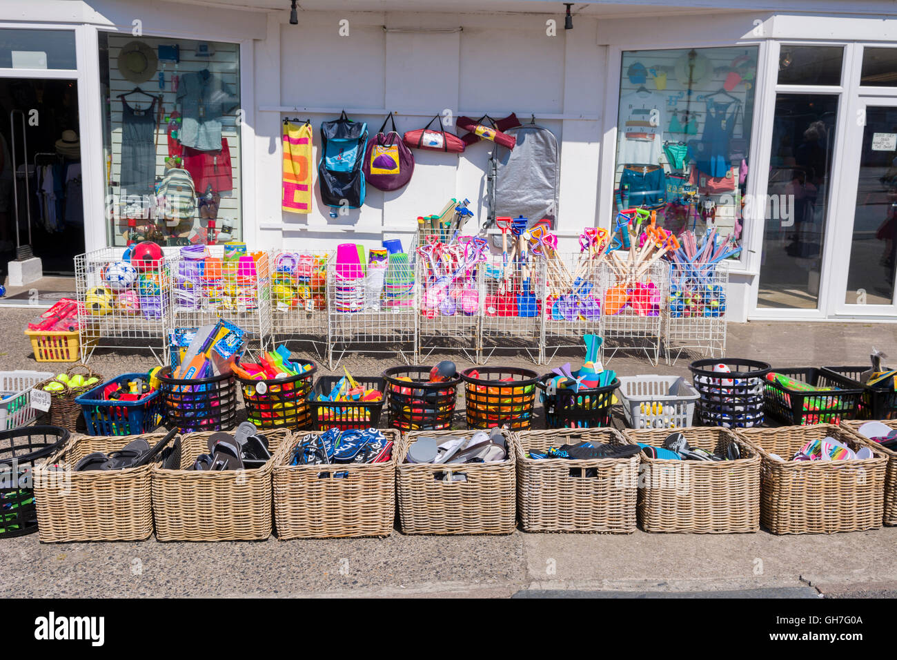 Ein Shop Verkauf von Spielzeug für den Strand und Kleidung am Westward Ho!, Devon, England. Stockfoto