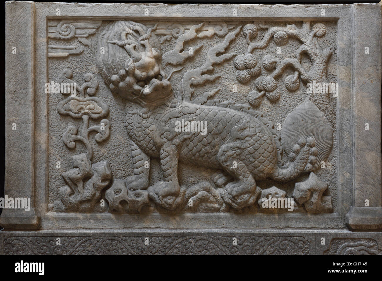 Geschnitzte Kalkstein Fabelwesen aus Grab Tor Panel Qing-Dynastie China an ROM Royal Ontario Museum Toronto Stockfoto