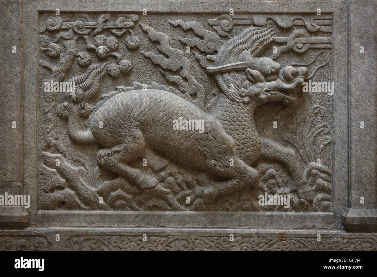 Geschnitzte Kalkstein Fabelwesen aus Grab Tor Panel Qing-Dynastie China an ROM Royal Ontario Museum Toronto Stockfoto