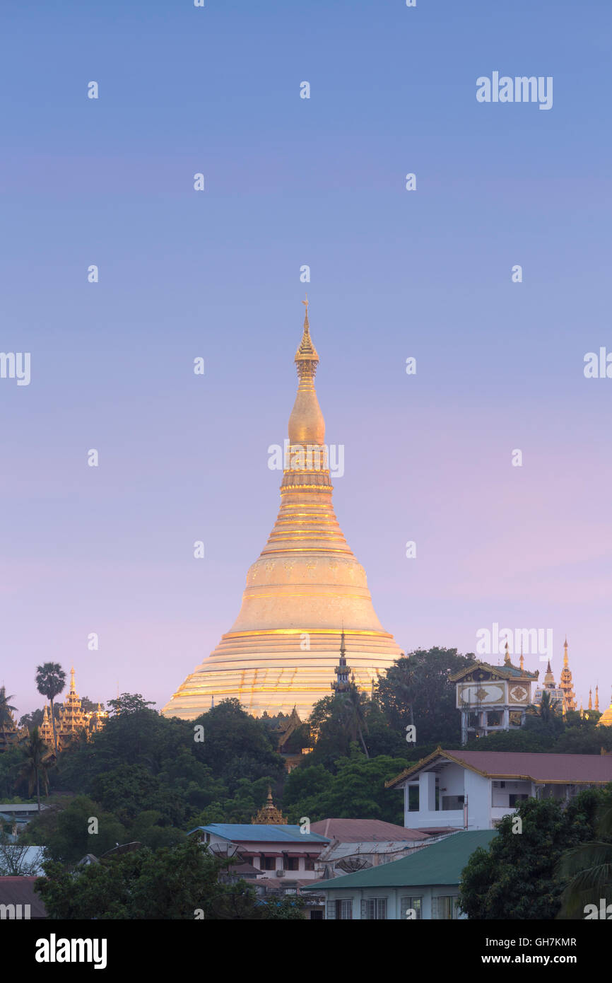 Ansicht der Shwedagon-Pagode bei Sonnenuntergang, Yangon, Myanmar Stockfoto
