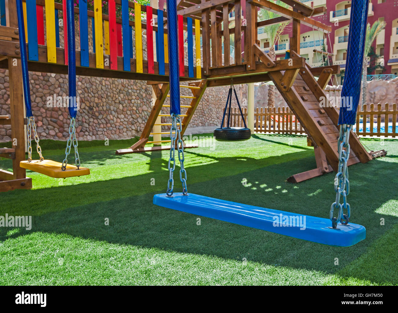 Kinder Outdoor-Spielplatz in tropischen Hotelanlage mit Klettergerüst und Schaukeln Stockfoto