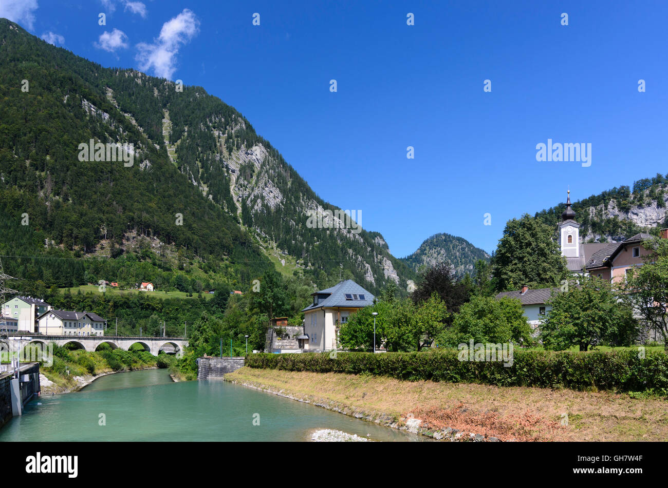 Hieflau: Stream Erzbach, Kirche hl. Johannes der Täufer, Österreich, Steiermark, Steiermark, Obere Steiermark Stockfoto Hieflau: Stream Erzbach, Kirche hl. Johannes der Täufer, Österreich, Steiermark, Steiermark, Obere Steiermark Stockfoto