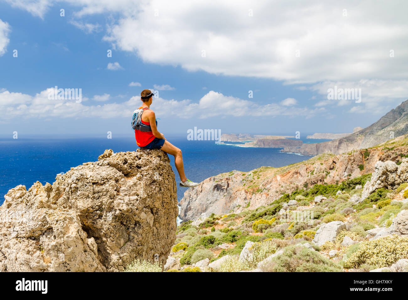 Wanderer, Bergsteiger oder Läufer Mann am schönen Meer und Berge, die Ruhe suchen und inspirierende Landschaftsblick zu feiern. Fitne Stockfoto