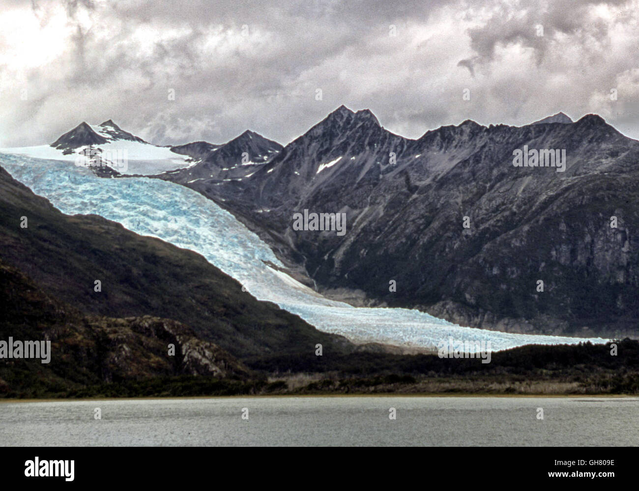 Beagle-Kanal, Alberto de Agostini nationale Pa, Chile. 23. Februar 2003. In den Bergen von Alberto de Agostini Nationalpark von Chile Holanda Gletscher ist in den sogenannten Glacier Alley oder Avenue Gletscher Teil des nordwestlichen Arm des Beagle-Kanals, eine beliebten touristischen Kreuzfahrt Schiff Durchgang und bezeichnet ein Biosphärenreservat der UNESCO. Der Tourismus ist eine beliebte wachsenden Sektor der Wirtschaft in der südlichen Region von Südamerika. © Arnold Drapkin/ZUMA Draht/Alamy Live-Nachrichten Stockfoto