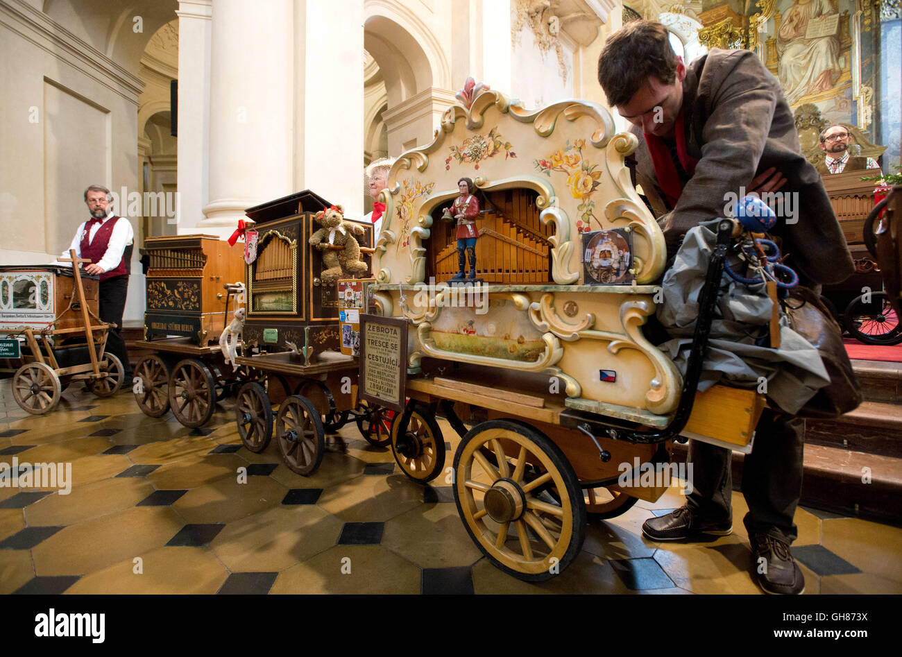 Prag, Tschechische Republik. 9. August 2016. Die Teilnehmer des internationalen Drehorgel Spieler Festivals stellen im St.-Nikolaus-Kirche in Prag, Tschechische Republik, 9. August 2016. © Katerina Sulova/CTK Foto/Alamy Live-Nachrichten Stockfoto